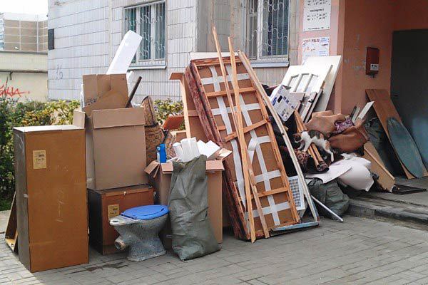 Старые вещи часто не вывозят, а оставляют возле мусорных баков