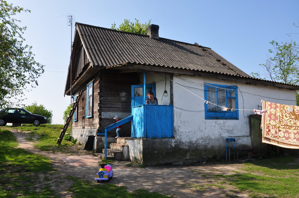 Вшестером в крошечном домике